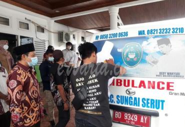 Foto Helmi di Ambulan Ditutup