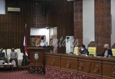 Dedy Ermansyah Sampaikan Nota Penjelasan Gubernur Atas Raperda RAPBD 2021