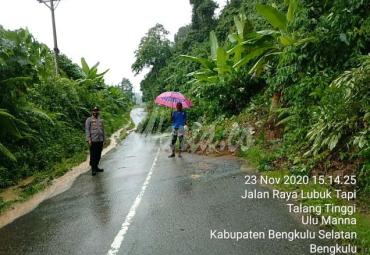 jalan di area rawan longsor