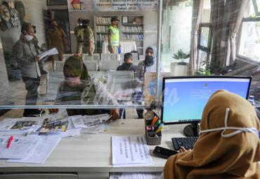 Petugas Kelurahan melayani pelaku UMKM untuk mendaftarkan usaha di Kantor Kelurahan Cisaranten Endah, Bandung, Jawa Barat, Senin (16/11/2020). (antarafoto)