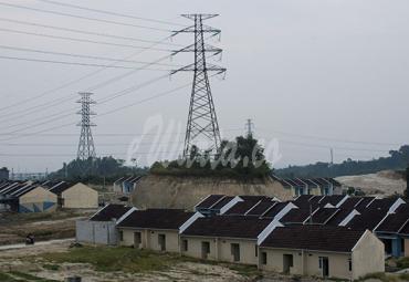 Warga melintas di perumahan bersubsidi di Rangkasbitung, Lebak, Banten, Selasa (10/11/2020). (antarafoto)