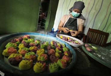 Pekerja menyelesaikan produksi kue kukus mawar di Indramayu, Jawa Barat, Selasa (27/10/2020). (antarafoto)