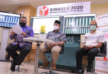 Koordinator Pengawasan dan Sosialisasi Bawaslu M Afifuddin (kiri), Koordinator Hukum; Humas; dan Datin Bawaslu Fritz Edward Siregar, dan Tenaga Ahli Bawaslu Masykurudin Hafidz saat memberikan keterangan pers di Ruang Media Center Bawaslu, Kamis 10 Desember 2020/Foto: Hendru (Humas Bawaslu RI)