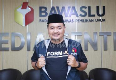 Anggota Bawaslu M Afifuddin berfoto menggunakan baju berlogo Form A (formulir pengawasan) sebelum memberikan keterangan pers dalam acara Kick Off Patroli Pengawasan di Media Center Bawaslu, Jakarta Sabtu, 5 Desember 2020/Foto: Humas Bawaslu RI