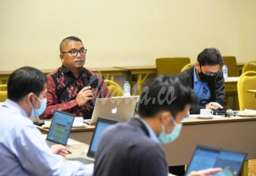 Anggota Bawaslu Fritz Edward Siregar memberikan arahan dalam rapat harmonisasi rancangan Perbawaslu dengan Kemenkumham di Jakarta, Senin (30/11/2020)/foto: Hendru (Humas Bawaslu RI).