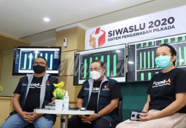 Anggota Bawaslu M. Afifuddin (tengah) bersama Anggota Bawaslu Fritz Edward Siregar (kiri) melakukan konferensi pers pengawasan pemungutan suara di Jakarta, Rabu (9/12/2020)/foto: Bhakti Satrio (Humas Bawaslu RI)