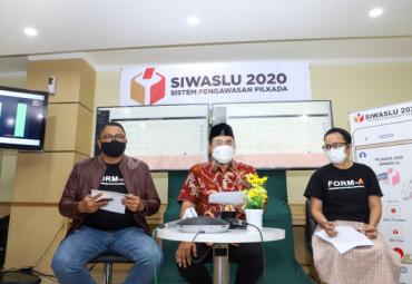 Anggota Bawaslu Fritz Edward Siregar (kiri) bersama Anggota Bawaslu M. Afifuddin (tengah) merilis hasil pengawasan pemungutan dan penghitungan suara di Media Center Bawaslu Jakarta, Rabu (9/12/2020)/foto: Bhakti Satrio (Humas Bawaslu RI).