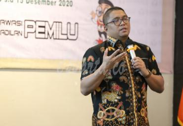 Koordinator Divisi Hukum, Humas, dan Datin Bawaslu Fritz Edward Siregar saat menjadi pembicara dalam Rapat Integrasi Tanda Tangan Digital dan Aplikasi Tata Naskah Dinas, Senin 14 Desember 2020/Foto: Humas Bawaslu RI