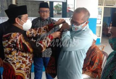 Dedy menyerahkan bantuan batik