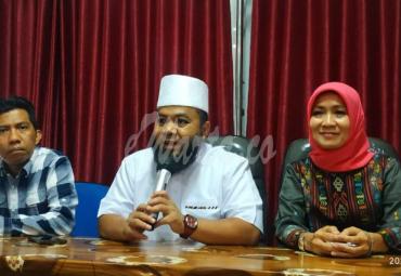 Helmi Hasan saat konferensi pers di kediamannya, Rabu (9/12).