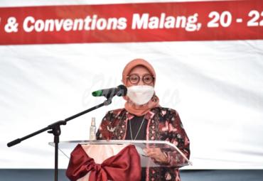 Koordinator Divisi Penindakan Bawaslu Ratna Dewi Pettalolo memberikan sambutan dalam acara Rakornas Evaluasi Hasil Pengawasan Pilkada 2020 di Jawa Timur, Minggu (20/12/2020)/foto: Robi Ardianto (Humas Bawaslu).