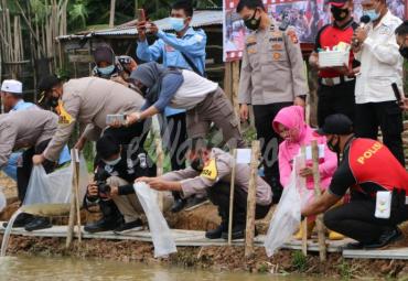 Polda Bengkulu Tebar 100.000 Bibit Ikan Lele di Dusun Besar