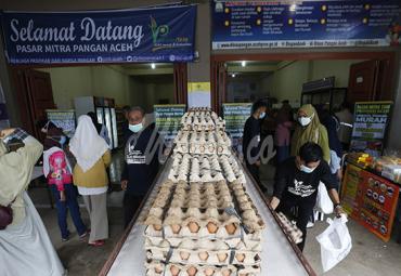  Warga berbelanja sembako di pasar murah Mitra Tani yang digelar Pemerintah Provinsi Aceh, di Aceh Besar, Aceh, Kamis (17/12/2020). (antarafoto)