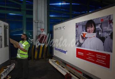 Petugas mengecek kontainer berisi vaksin COVID-19 saat tiba di Bandara Soekarno-Hatta, Tangerang, Banten, Minggu (6/12/2020). (antarafoto)