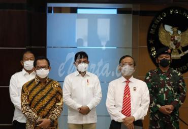 Menteri Kominfo Johnny G. Plate (tengah) bersama Menko Polhukam Mahfud MD dalam konferensi pers yang dilakukan secara virtual, dari Kantor Kemenko Polhukam, Jakarta, Rabu (30/12/2020). - (Alija/Humas Polhukam)