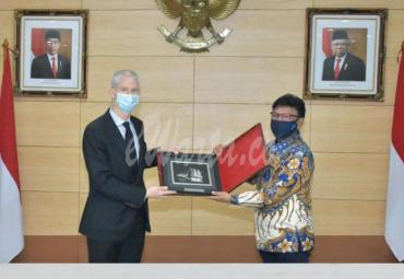 Menteri Kominfo Johnny G. Plate dan Menteri Urusan Perdagangan Luar Negeri dan Investasi Republik Perancis Franck Riester bertukar cinderamata di kantor Kementerian Komunikasi dan Informatika, Rabu (16/12/2020) lalu. - (AYH)