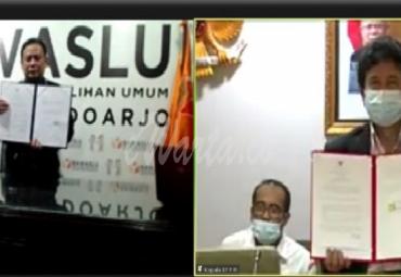 Ketua Bawaslu Abhan (kiri) saat menunjukkan nota kesepahaman dengan BPIP, Senin 21 Desember 2020