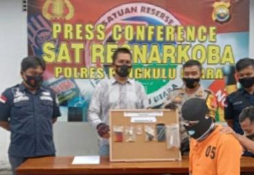 pres rilis atas penangkapan pelaku penyalahgunaan narkotika golongan 1 jenis sabu, Kamis (7/1/2021).