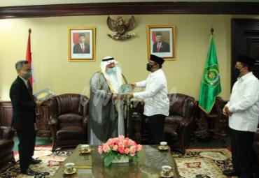 Menag Hadiahkan Kitab Al-Ibriz kepada Dubes Saudi