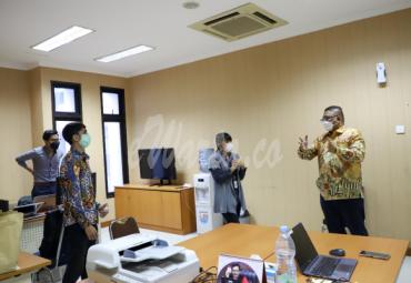 Anggota Bawaslu Fritz Edward Siregar (batik kuning) berbincang dengan staf hukum Bawaslu di Gedung MK Jakarta, Senin (25/01/2021)/foto: Bhakti Satrio (Humas Bawaslu RI.