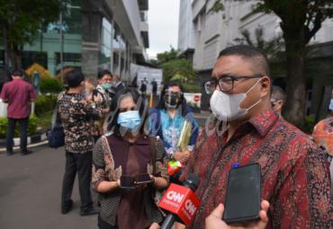 Anggota Bawaslu Fritz Edward Siregar saat diwawancarai media di depan Gedung Mhakamah Konstitusi, Rabu 27 Januari 2021/Foto: Humas Bawaslu RI