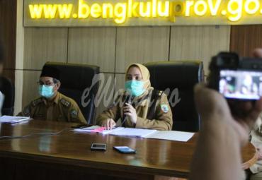 Konferensi Pers terkait Perubahan Tarif PBBKB di Ruang Media Center Pemprov Bengkulu, Senin (04/12).
