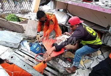 Proses evakuasi korban