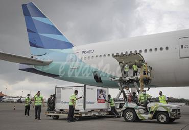 Petugas menurunkan kontainer berisi bahan baku vaksin COVID-19 saat tiba di Bandara Soekarno-Hatta, Tangerang, Banten, Selasa (12/1/2021). Sebanyak 15 juta dosis bahan baku vaksin COVID-19 buatan perusahaan farmasi Sinovac, China, tiba di tanah air untuk selanjutnya akan diproses oleh Bio Farma selaku BUMN produsen vaksin.