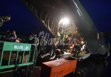 Prajurit TNI dan anggota Basarnas mengeluarkan logistik untuk korban gempa bumi Mamuju dan Majene dari pesawat Hercules A 1321 TNI AU saat tiba di Bandara Tampa Padang, Mamuju, Sulawesi Barat, Jumat (15/1/2021). - (antarafoto)