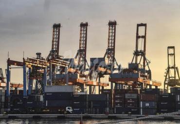 Suasana Terminal 3 Pelabuhan Tanjung Priok, Jakarta, Selasa (12/1/2021).- (antarafoto)