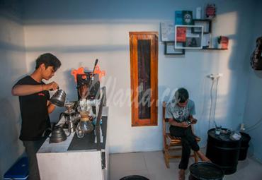 Pemilik kedai menyeduh kopi di kedai kopi Skema Rangkasbitung, Lebak, Banten, Senin (4/1/2021). - (antarafoto)