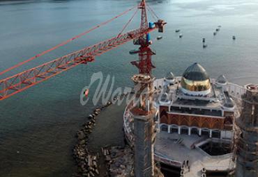 Foto udara pembangunan masjid terapung di Pantai Carocok, Painan, Kabupaten Pesisir Selatan, Sumatera Barat, Selasa (22/12/2020). - (antarafoto)