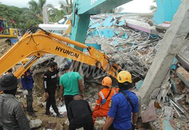 Sejumlah petugas dengan alat berat mencari korban di Rumah Sakit Mitra Manakarra yang runtuh akibat gempa bumi, di Mamuju, Sulawesi Barat, Jumat (15/01/2021). - (antarafoto)