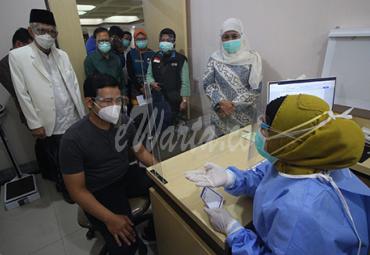 Ketua Umum MUI KH Miftachul Akhyar (kiri) menyaksikan proses simulasi vaksinasi COVID-19 di RS Islam, Jemursari, Surabaya, Jawa Timur, Jumat (18/12/2020). Simulasi tersebut dilakukan sebagai langkah dalam memetakan protokol pelaksanaan vaksinasi COVID-19 terkait penerapan standar prosedur operasional (SOP), penyiapan SDM serta alat penyimpanan vaksin. - (antarafoto)