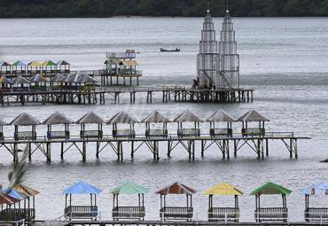 Wisatawan domestik mengunjungi miniatur menara Petronas yang dibangun untuk mengembangkan pariwisata bahari di pesisir pantai Lhok Seudu, Aceh Besar, Aceh, Sabtu (9/1/2021). - (antarafoto)
