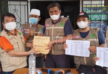 Penyerahan bantuan uang tunai ke Tim Tanggap Darurat Kemenag Sulbar (foto: Humas Kanwil Kemenag Sulsel)