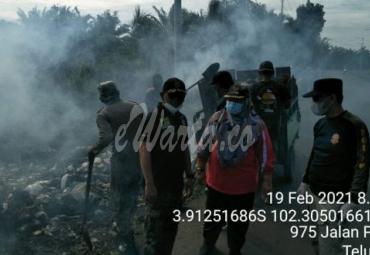 Warga Sumber Jaya Disanksi Usai Kedapatan Buang Sampah Sembarangan