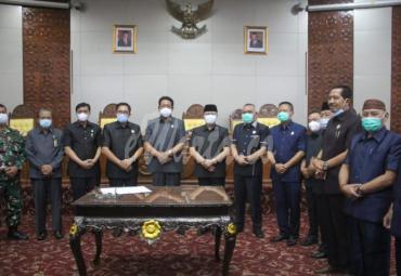 Rapat Paripurna DRPD Provinsi Bengkulu dengan agenda  Pengumuman atas berakhirnya Masa Jabatan Gubernur dan Wakil Gubernur Bengkulu Tahun 2016-2021, di Ruang Rapat Paripurna, Selasa (9/2).