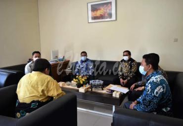 KPU Serahkan SK Penetapan Gubernur dan Wakil Gubernur ke Dewan