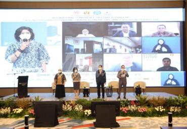 Hari pertama Konferensi Internasional “Tackling The COVID-19 Pandemic: Health, Economics, Diplomacy, And Social Perspectives” yang digelar Ikatan Keluarga Alumni Unpad di Bandung, Jawa Barat (23/2). Dari kiri ke kanan: Dr. dr. Brian Sri Prahastuti, MPH. TAU (Kantor Staff Presiden), Shanti Shamdasani (KADIN), MQ Iswara (Sekjen IKA Unpad), dan Junico B.P Siahaan (DPR RI). Akhmad Gunawan dan Handi Pranoto – (BidKom IKA Unpad)