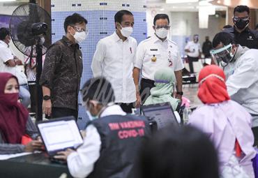 Vaksinasi Massal Pedagang di Pasar Tanah Abang Didatangi Presiden