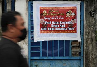 Sebuah poster bertuliskan ucapan Selamat Tahun Baru Imlek 2572 terpasang di pintu pagar sebuah rumah warga di Komplek Perumahan Malik Raya, Kendari, Sulawesi Tenggara, Jumat (12/2/2021). - (antarafoto)