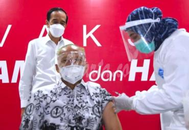 Presiden Tinjau Vaksinasi Massal Tenaga Kependidikan