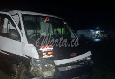 Hilux Vs Granmax Adu Kambing di Jalan Lintas Kaur