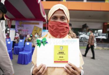 Warga Kaur Terima Kartu Bengkulu Sejahtera dari Gubernur