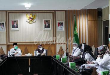 Hamka saat memimpin rapat persiapan Hari Kartini yang jatuh pada 21 April ini di ruang rapat Rafflesia, Rabu (31/3). 