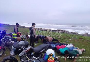 Tak Patuhi Prokes, Belasan Remaja Mukomuko Dihukum Push Up