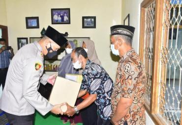 Kapolres, Dandim 0808 dan Danyonif 511 Bantu Keluarga Korban KRI Nanggala 402