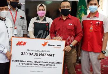 Pemkot Bengkulu Terima Donasi Baju Hazmat dari Kawan Lama Foundation