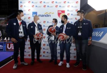 (ki-ka) Rudi Nugraha, Direktur AXA Mandiri, Handojo G. Kusuma, Presiden Direktur AXA Mandiri, Junas Miradiarsyah, Direktur Utama IBL didampingi Danny Kosasih, Ketua Umum PP Perbasi saat menandatangani Perjanjian Kerja Sama antara AXA Mandiri dengan Indonesian Basketball League 2021 di Britama Arena, Mahaka Square (24/5). AXA Mandiri memberikan manfaat asuransi bagi para atlet, pelatih dan official klub IBL 2021 yang merupakan salah satu wujud komitmen AXA Mandiri dalam mengampanyekan hidup sehat, sekaligus 